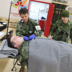 Les Forces armées canadiennes réintroduisent des infirmiers praticiens et infirmières praticiennes en uniforme