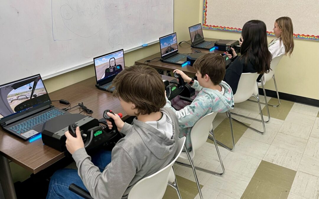 L’École Art Smith Aviation Academy reçoit un don de 10 000 $ de la part de Lockheed Martin dans le cadre du programme STEAM