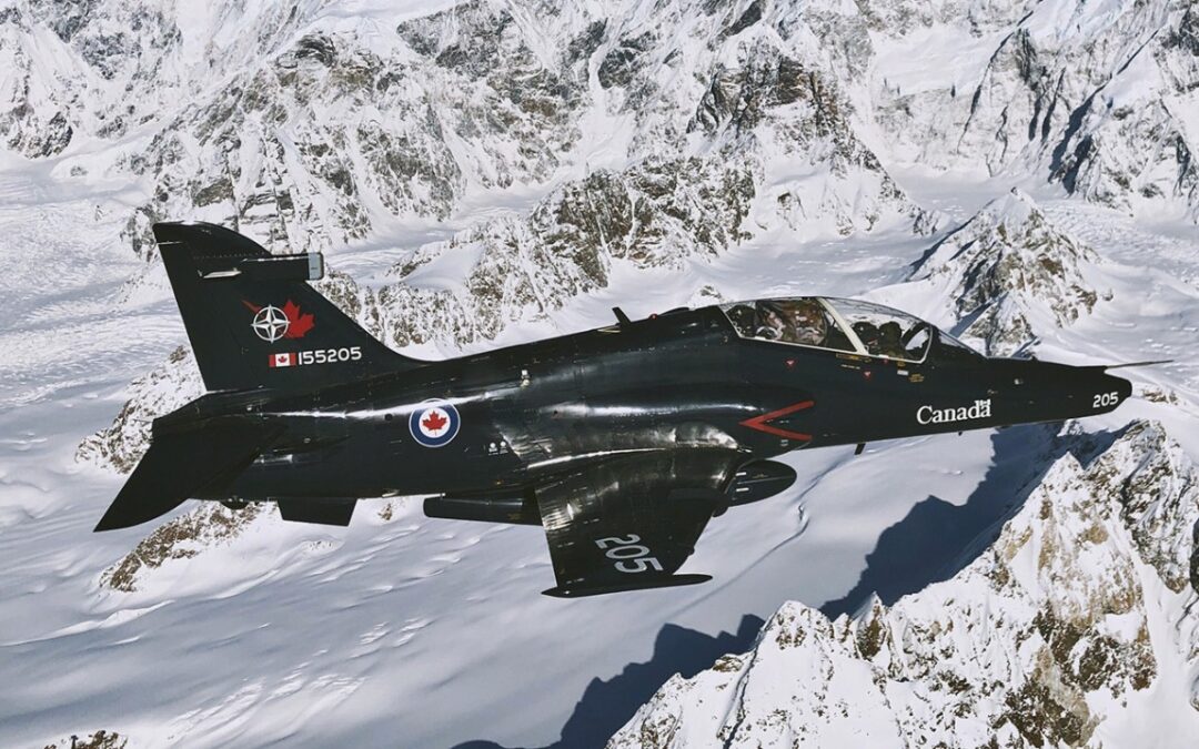 Survol d’aéronefs CT-155 Hawk au dessus de la BFC Cold Lake pour marquer la cessation des opérations aériennes du 419e Escadron