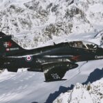 Survol d’aéronefs CT-155 Hawk au dessus de la BFC Cold Lake pour marquer la cessation des opérations aériennes du 419e Escadron