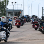 Des motocyclistes qui appuient la sensibilisation au TSPT visitent le 401e Escadron d’appui tactique à la BFC Cold Lake