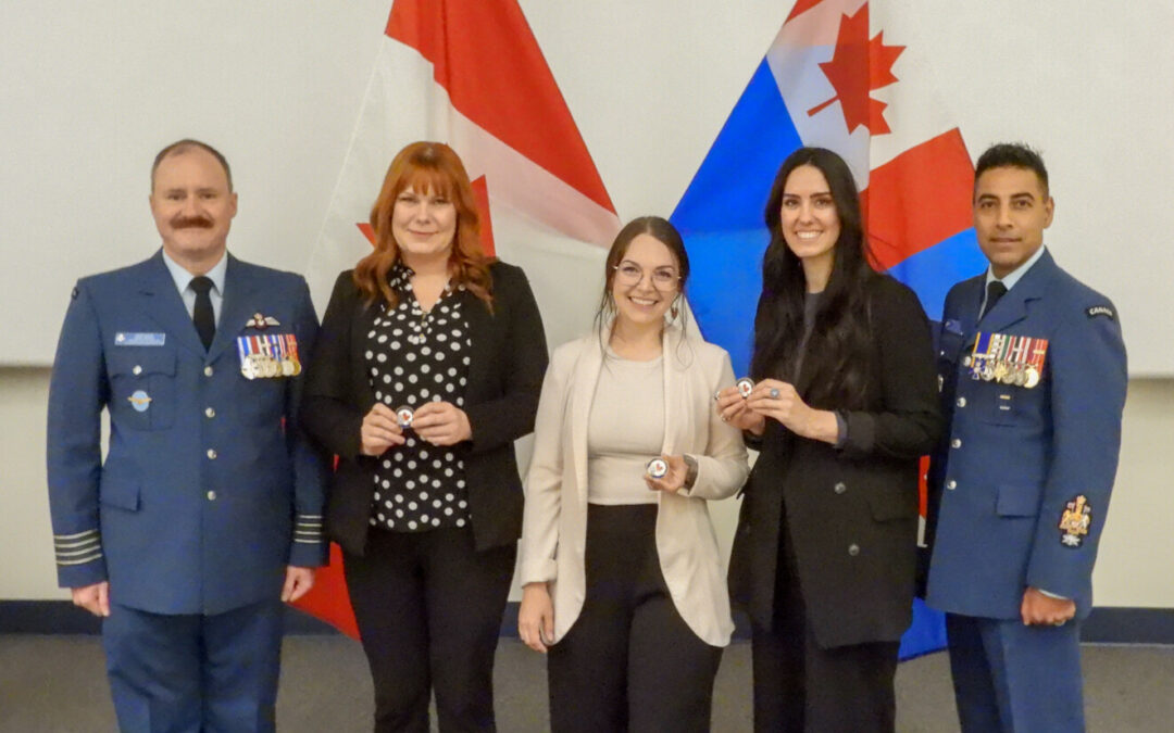 L’équipe des Mess de la 4e Escadre honorée avec une pièce de reconnaissance pour son soutien exceptionnel