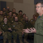 Le commandant de l’ARC en visite à la 4e Escadre et à la BFC Cold Lake