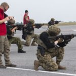 Les officiers de sécurité des aéronefs de l’ARC acquièrent des compétences lors d’un entraînement tactique