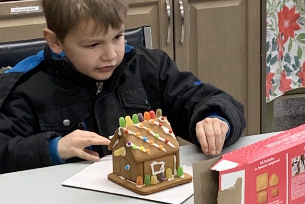 L’évènement « Gingerbread Junction » apporte la magie des Fêtes aux familles de la 4e Escadre