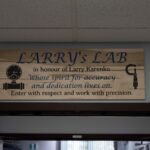 Le Centre d’étalonnage de la 4e Escadre dédie un laboratoire des propriétés physiques en mémoire de Larry Karenko