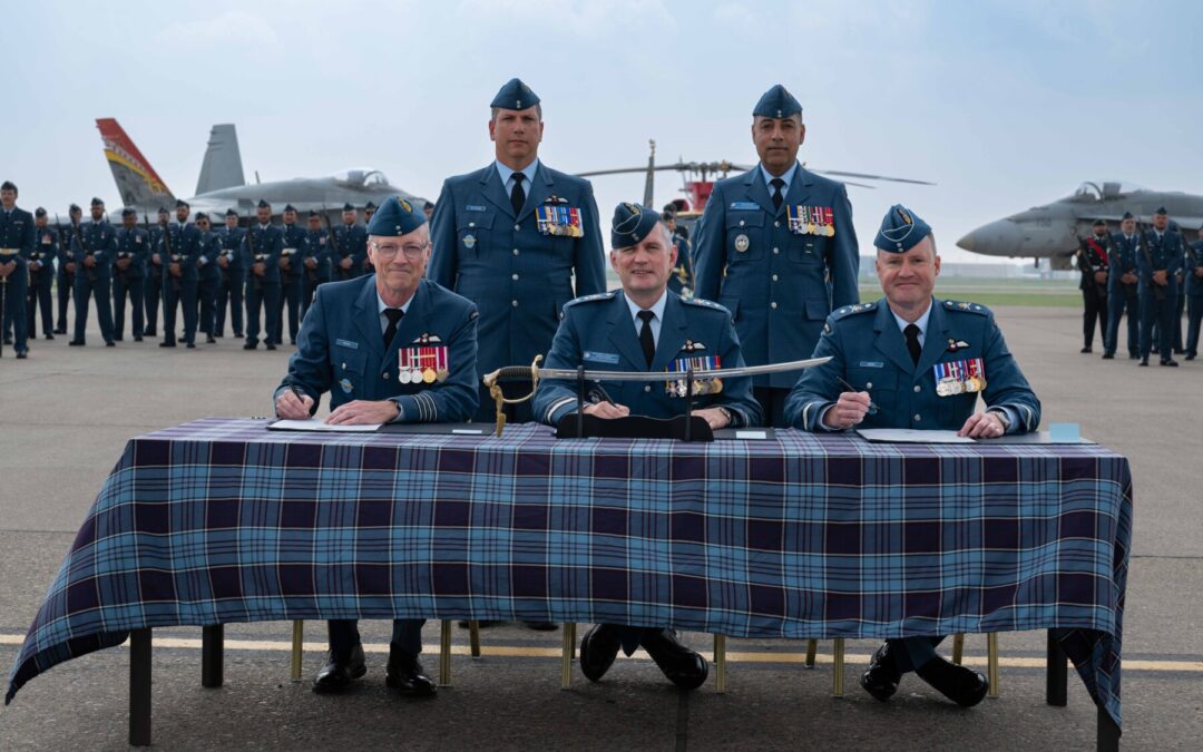 La 4e Escadre accueille son nouveau commandant d’escadre lors d’une cérémonie de passation de commandement